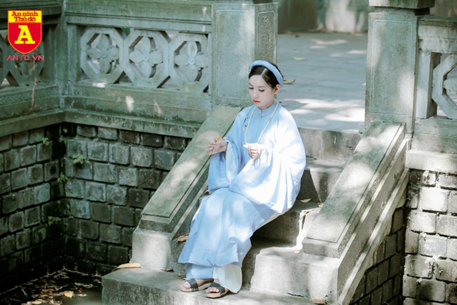 Thiếu nữ Hà Nội đẹp dịu dàng với áo dài cổ phục Việt Nam
